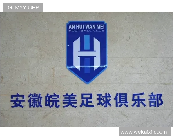 足球明星卡片与队徽完美融合展现传奇球员风采与球队荣誉